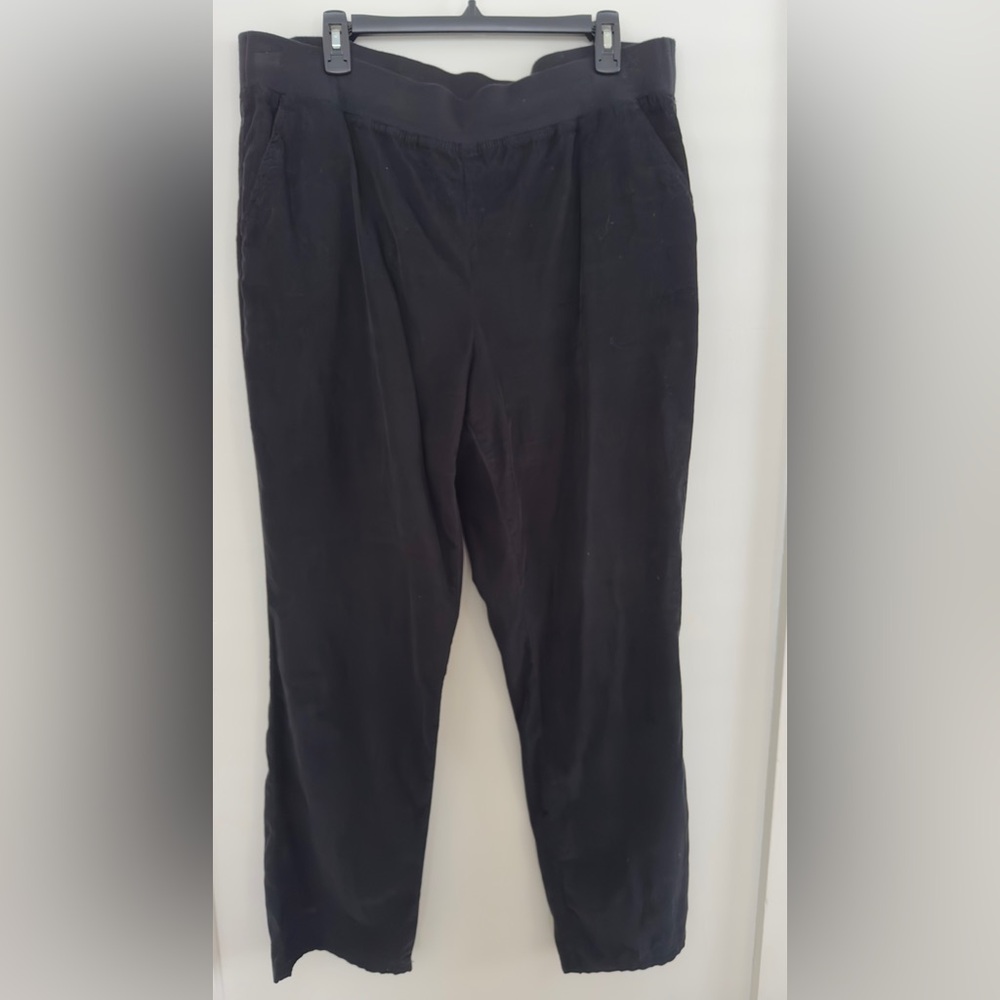J Jill Pure Jill small wale black Pants
Runs big
Side and back pockets!